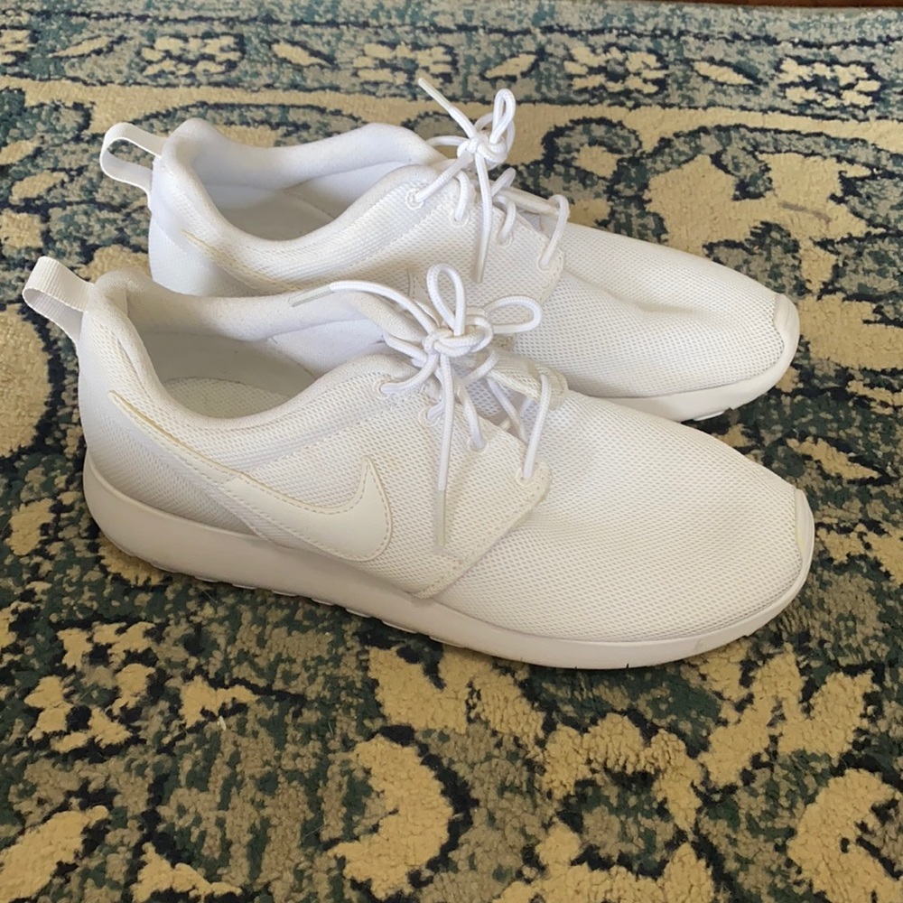 Nike All White Roshes